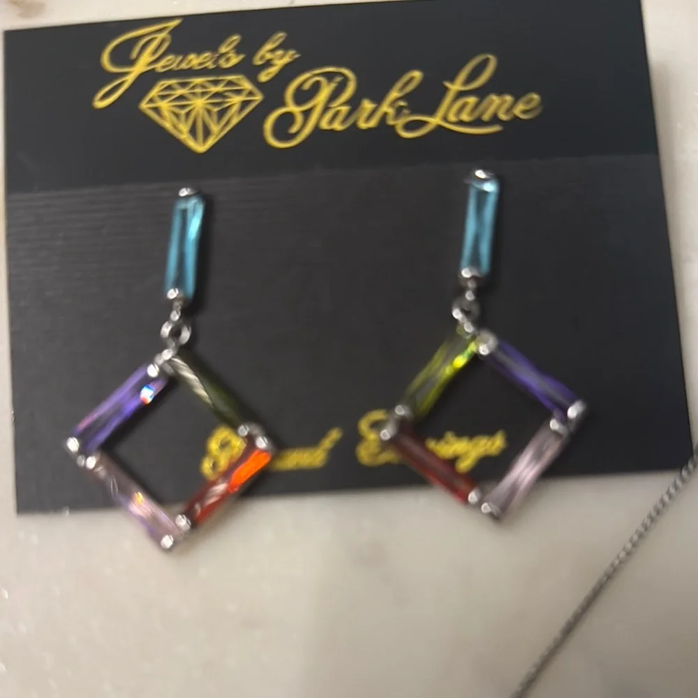 “Panache” Beautifully Designed Multi Colored Necklace with Earrings - Picture 2 of 4